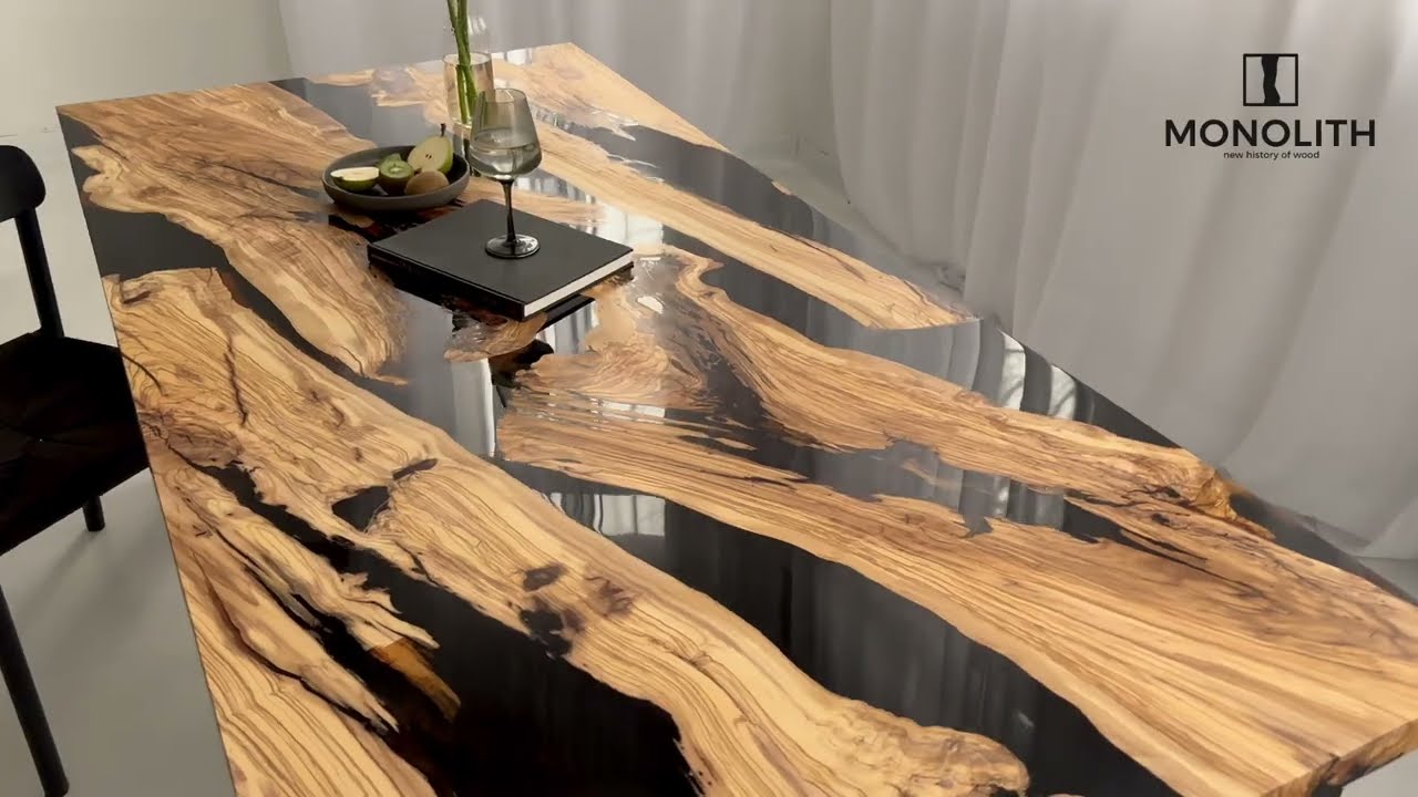 Epoxidharz-Tisch aus Olivenholz mit schwarzem und transparentem Harz