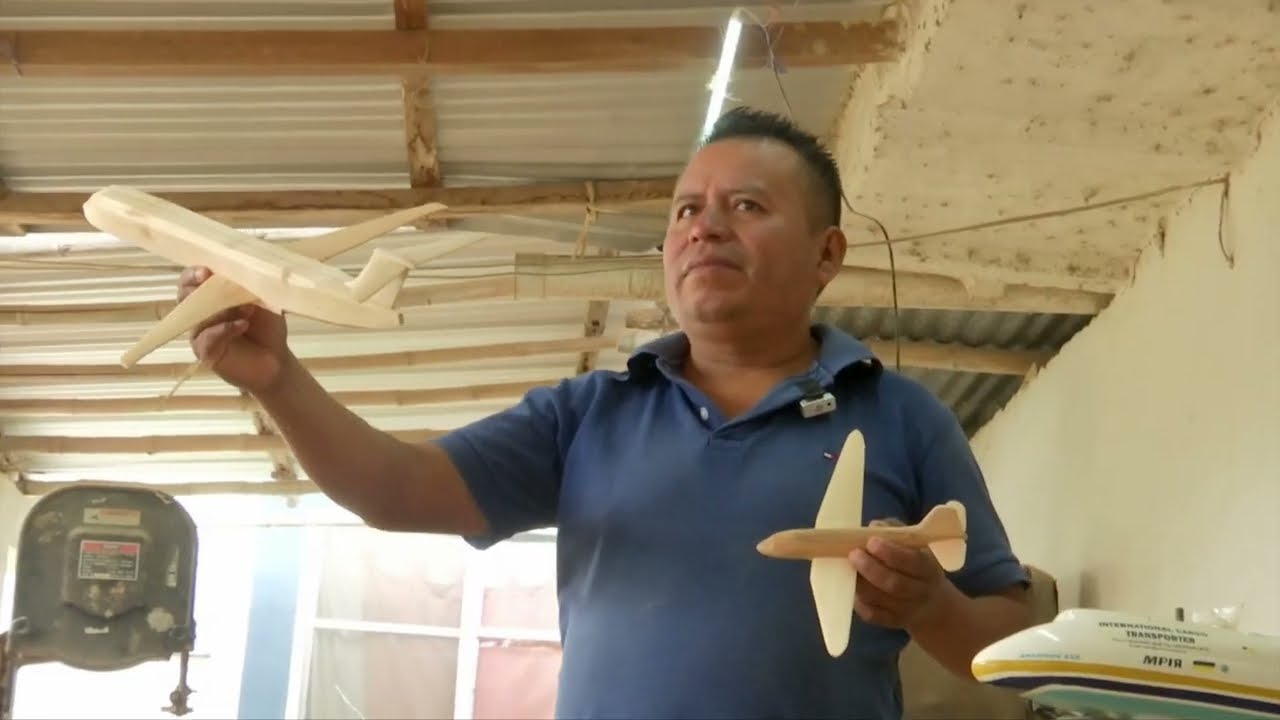 Artesano de Tantoyuca elabora aviones de madera