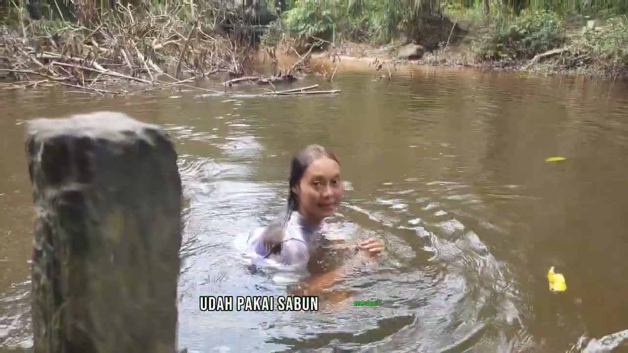 INILAH ALASAN GADIS DESA LAMA MANDI DI SUNGAI KALIMANTAN