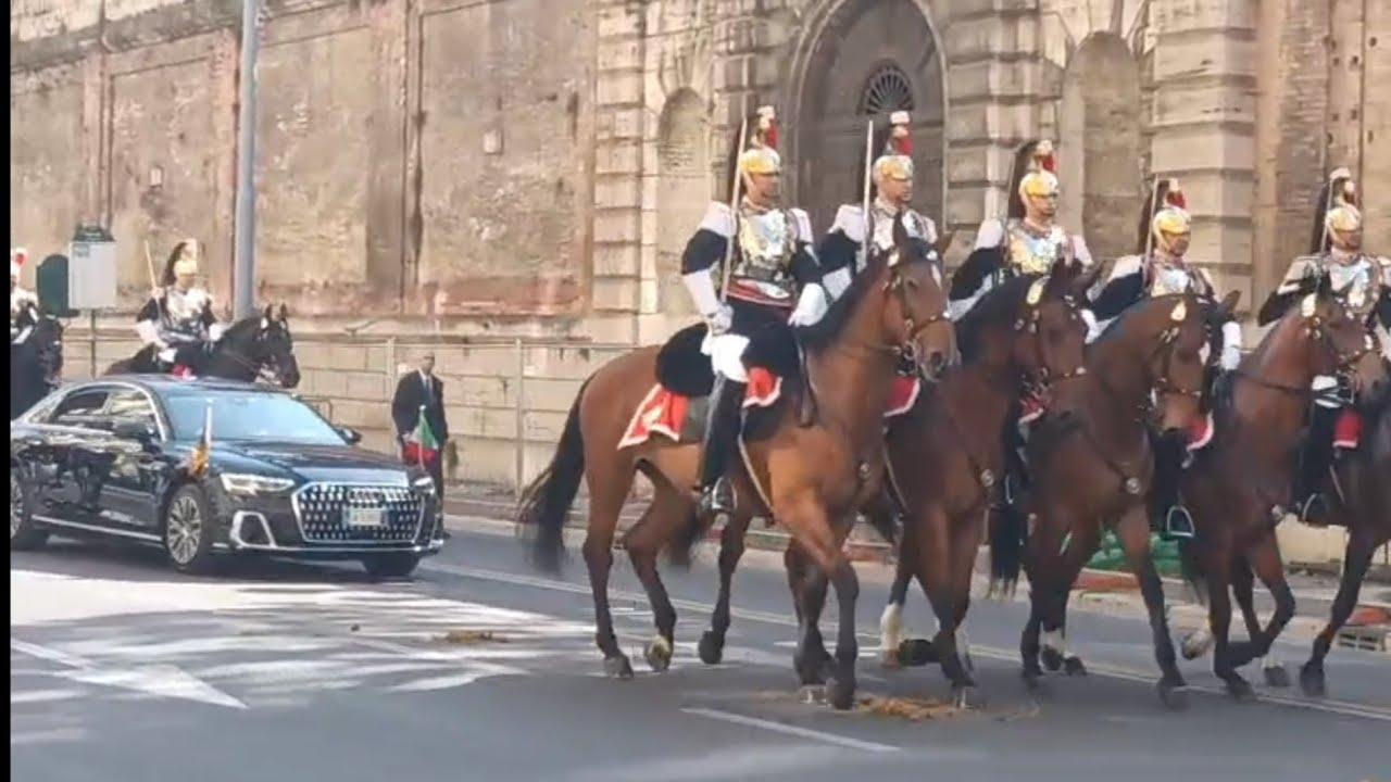 Re Carlo e la Regina Camilla al Quirinale a Roma scortati da 32 Corazzieri a cavallo