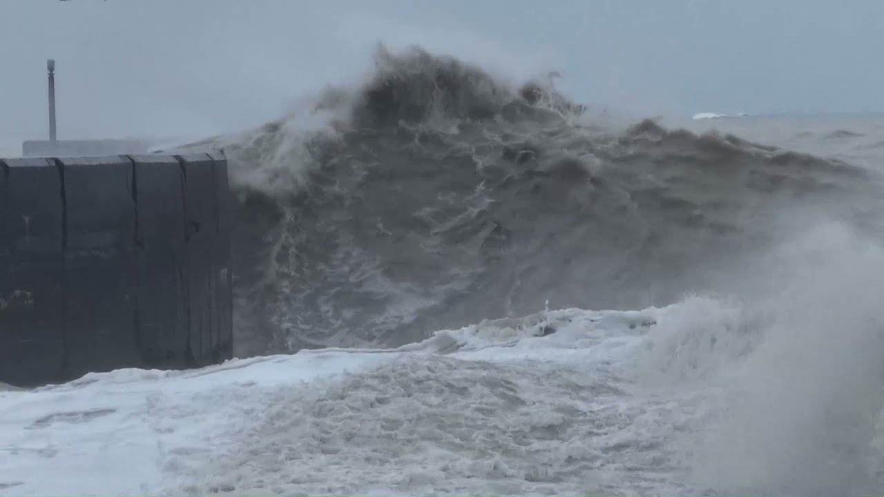 Big Waves & Stormy Sea at The Shoreham Harbour Arm