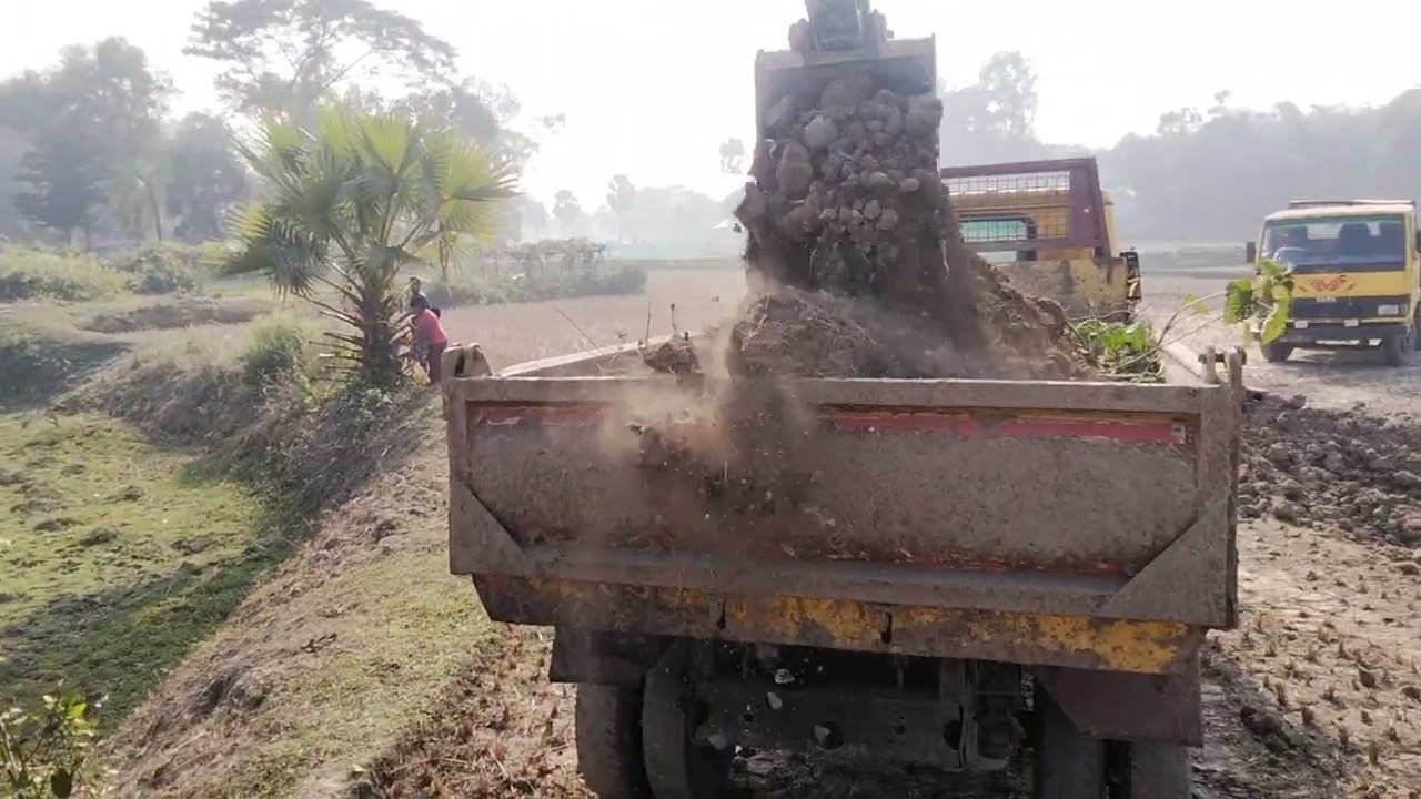 বেকু দিয়ে কেমনে মাটি কাটে দেখেন গ্ৰামের ক্ষেতের মাটি বেকু দিয়ে কেটে নিচু করে কেমনে দেখে নিন.!#long