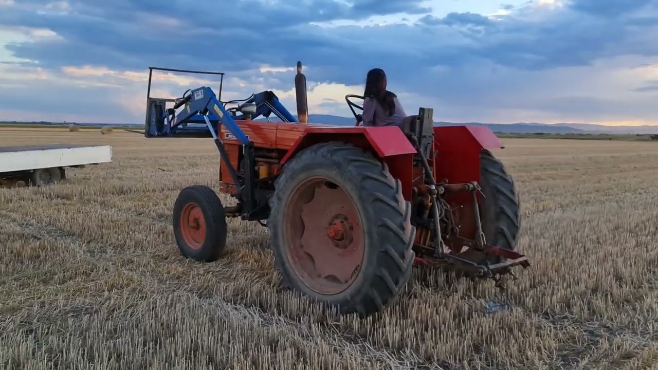 💥Farmer Girl-Invatam cum se incarca balotii💥Girl on tractor💥