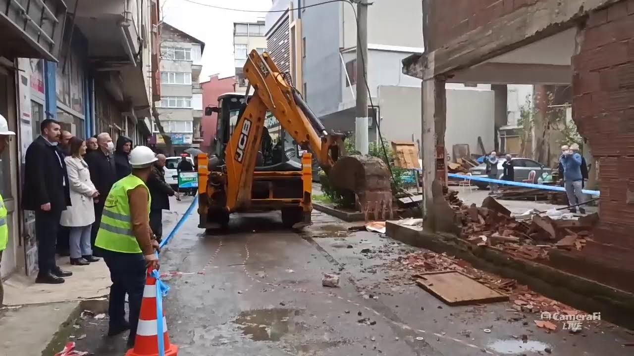 Mehmet Ali Paşa Mahallesi'nde kamulaştırılması tamamlanan binaların yıkımına başladık.