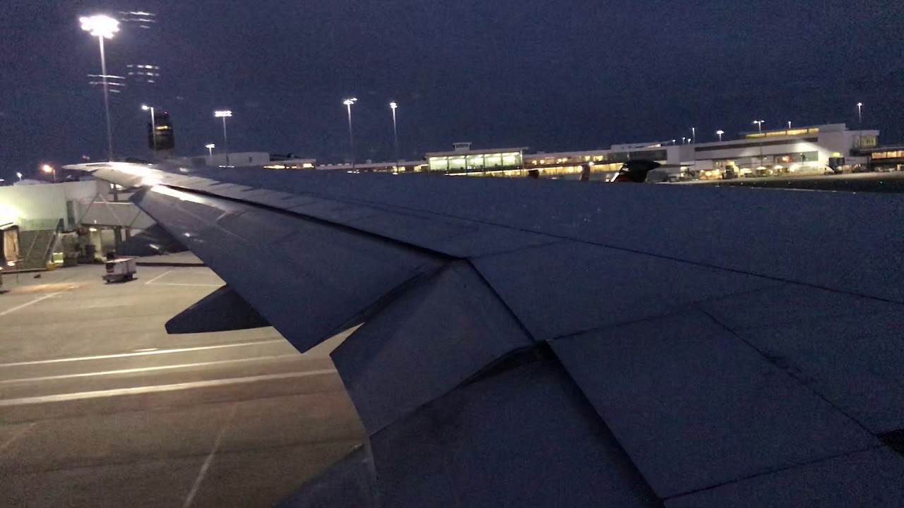 Take off | Nighttime Air Canada 777-300ER departure out of Vancouver