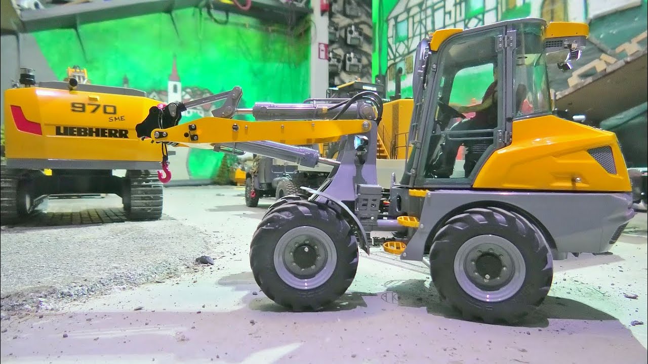 MCL8 Loader / Mini Loader For Little Tasks / 2,8t Loader In Action
