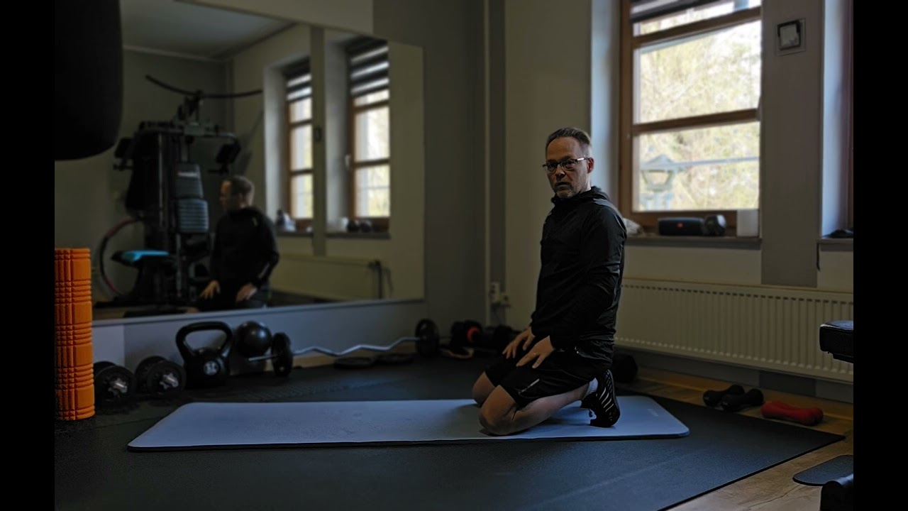 Übung Tag 16 und heute stärken wir den Core,  mit dem schwebenden Vierfüßlerstand und Schultertab.