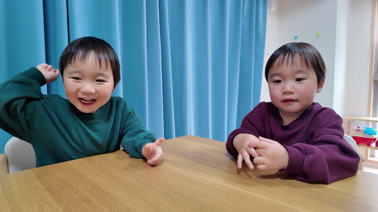 みんなで無印良品のおやつを食べ比べする双子【2歳6ヶ月】
