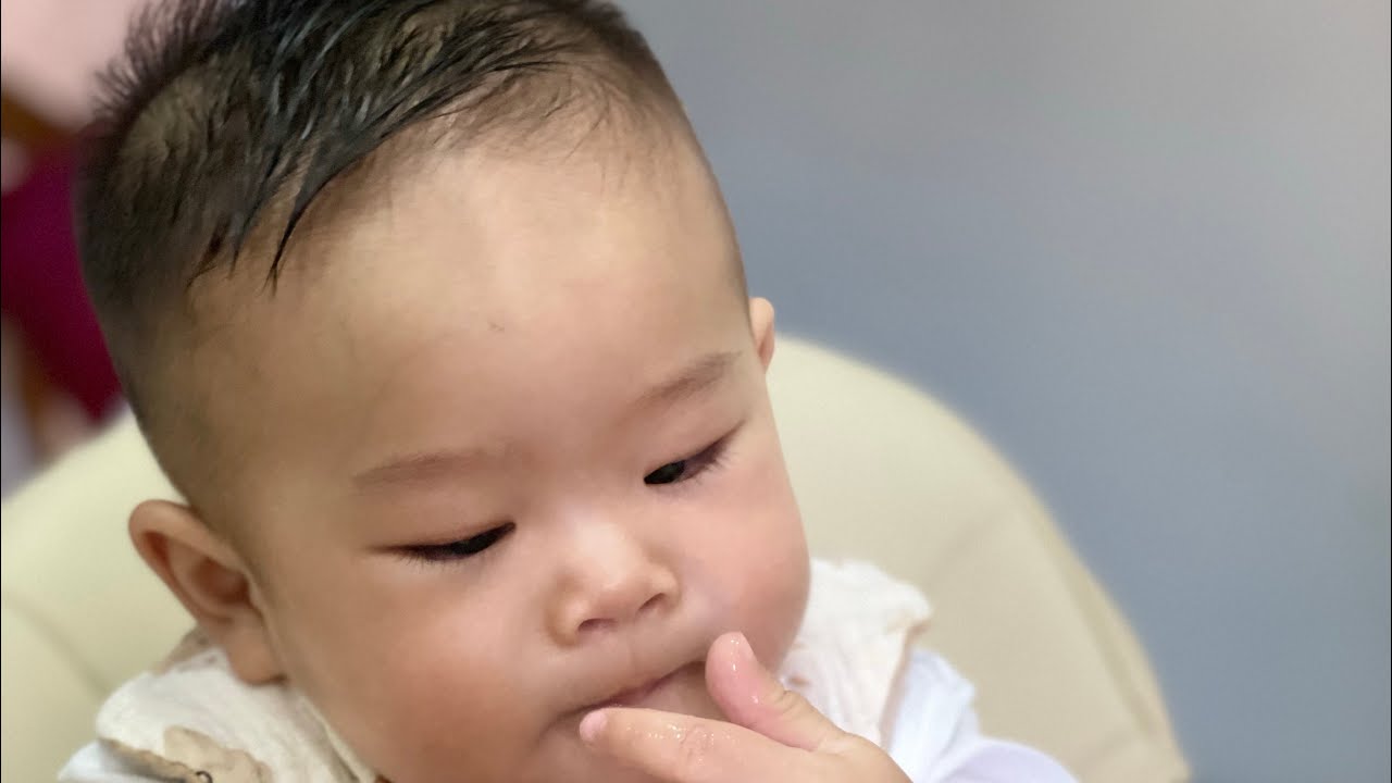Một bữa cháo của bé 7 tháng kéo dài bao nhiêu phút? Bố ghi lại từ đầu đến cuối