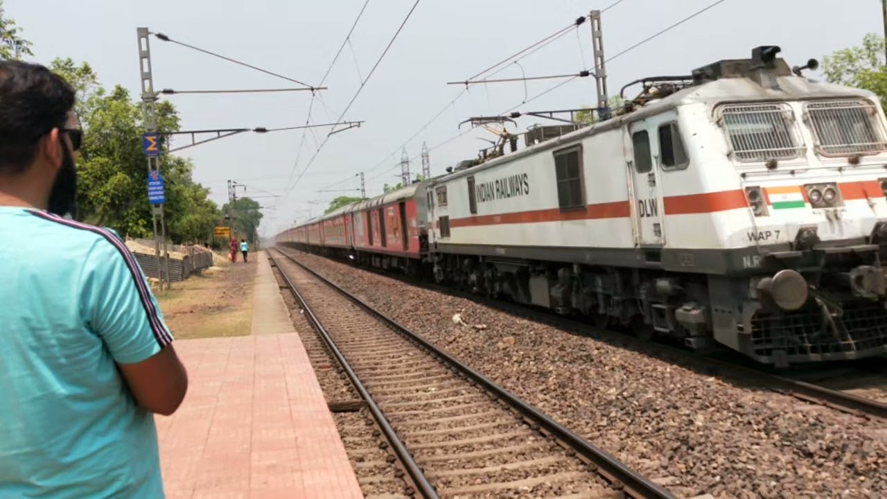 NDLS Bhubneswar Rajdhani rocking at Govindpur station at full speed