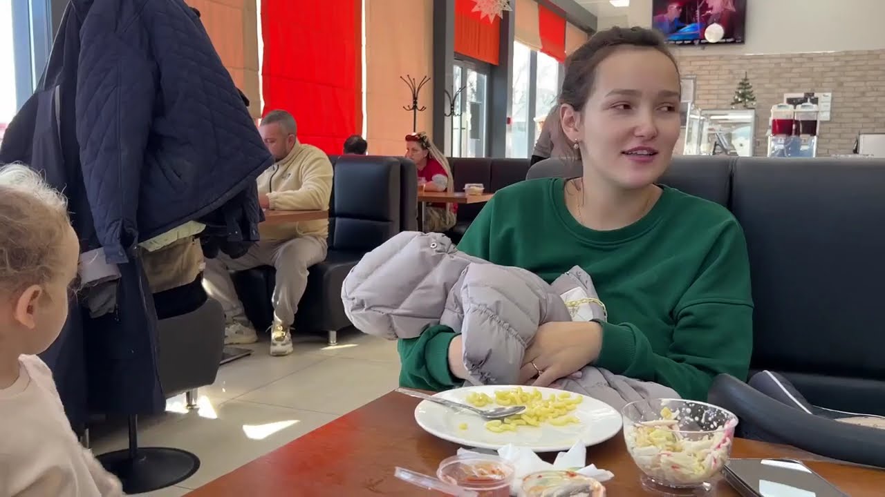 В HOFF  ВЫБИРАЕМ ПОДАРОК АЛИНЕ И АНТОНУ НА НГ . ВРАЧ ОТКАЗАЛ МАТВЕЮ. 29.12.23.