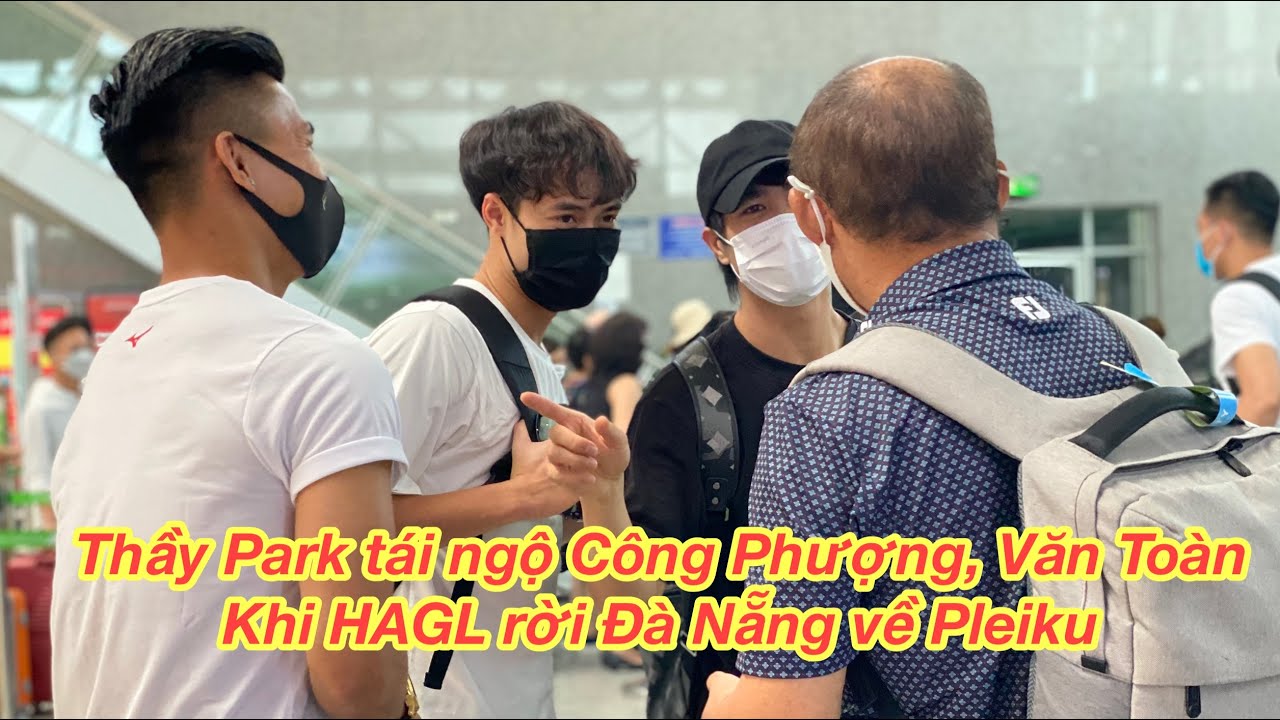 HLV Park Hang Seo tình cờ gặp Công Phượng, Văn Toàn, Văn Thanh khi HAGL ra sân bay về Pleiku