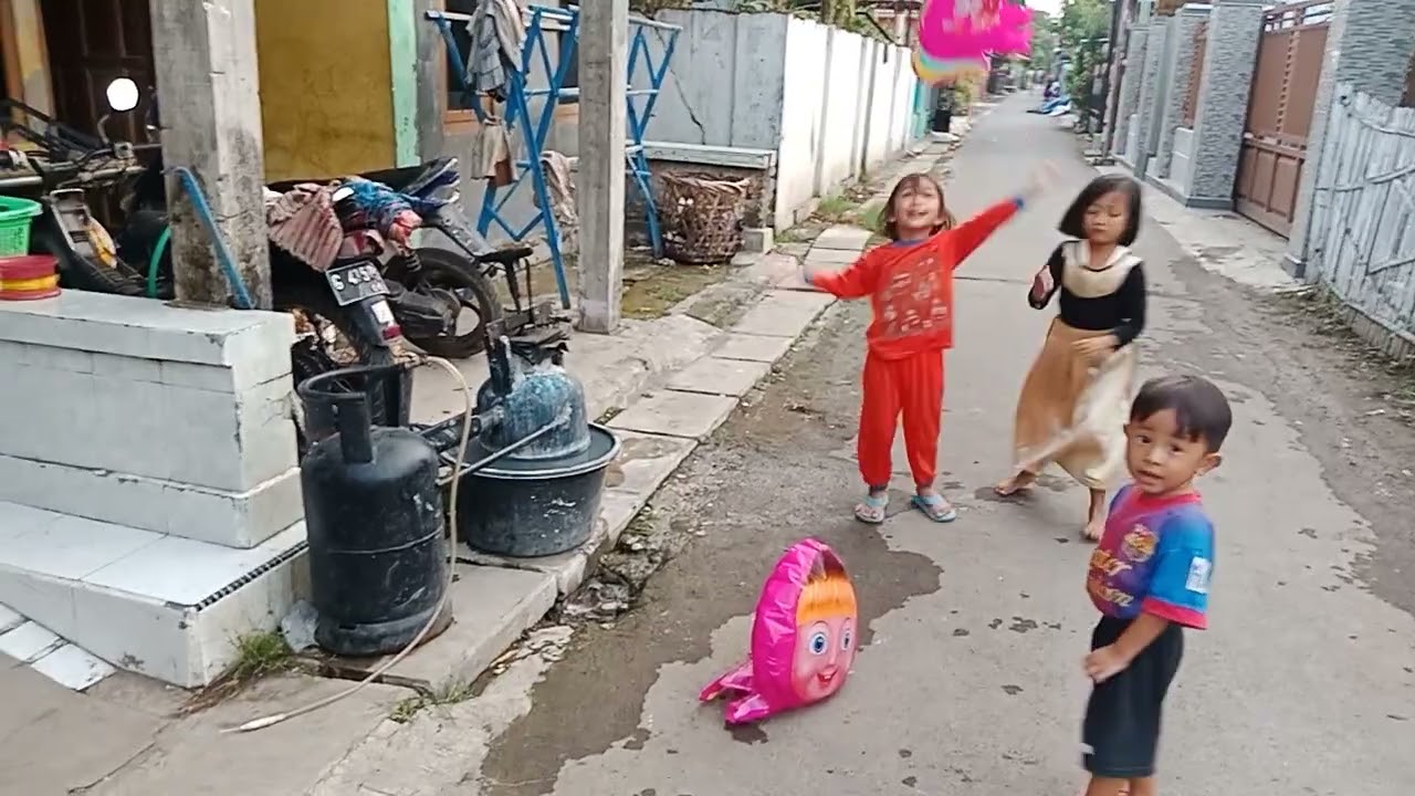 ayu terbangin balon udara ,,, hello kity