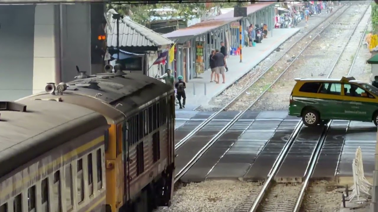 【🚃踏切事故寸前⁉️🚃】バンコクの朝☀️の風景【🇹🇭SRTタイ国鉄🇹🇭】