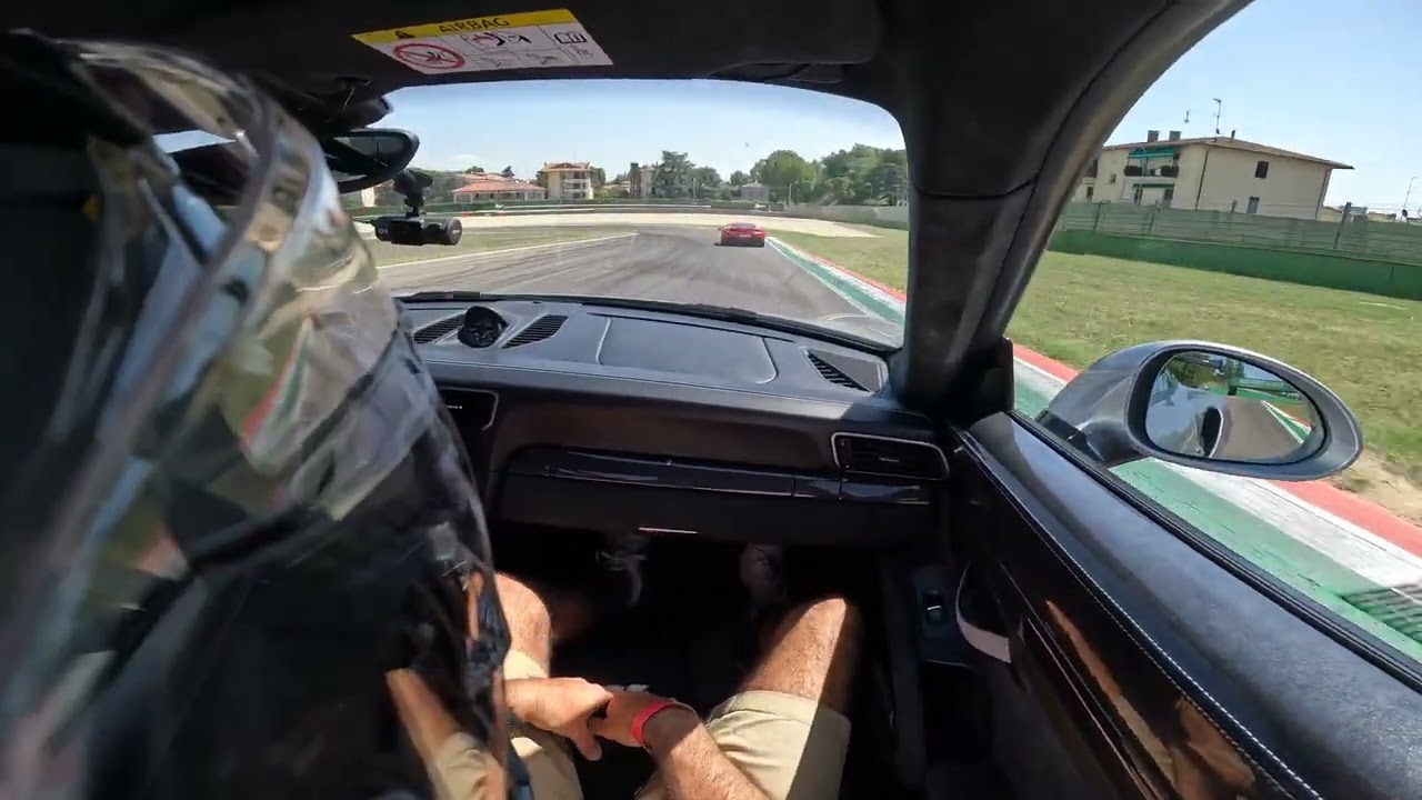 Ex pilota mostra come guidare pulito Porsche 911 GT3 RS su circuito Imola