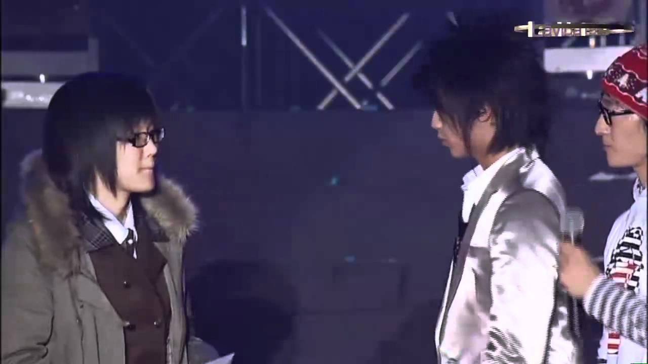 SS501-en concierto(jugando con las fans)-2