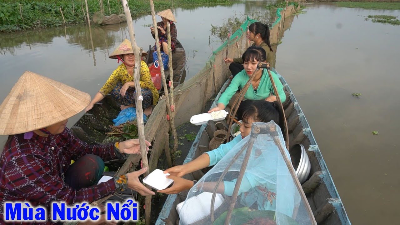 Độc Đáo Gánh Hàng Rong Bán Xôi Mặn Trên Sông Nước Quê Em Mùa Nước Nổi