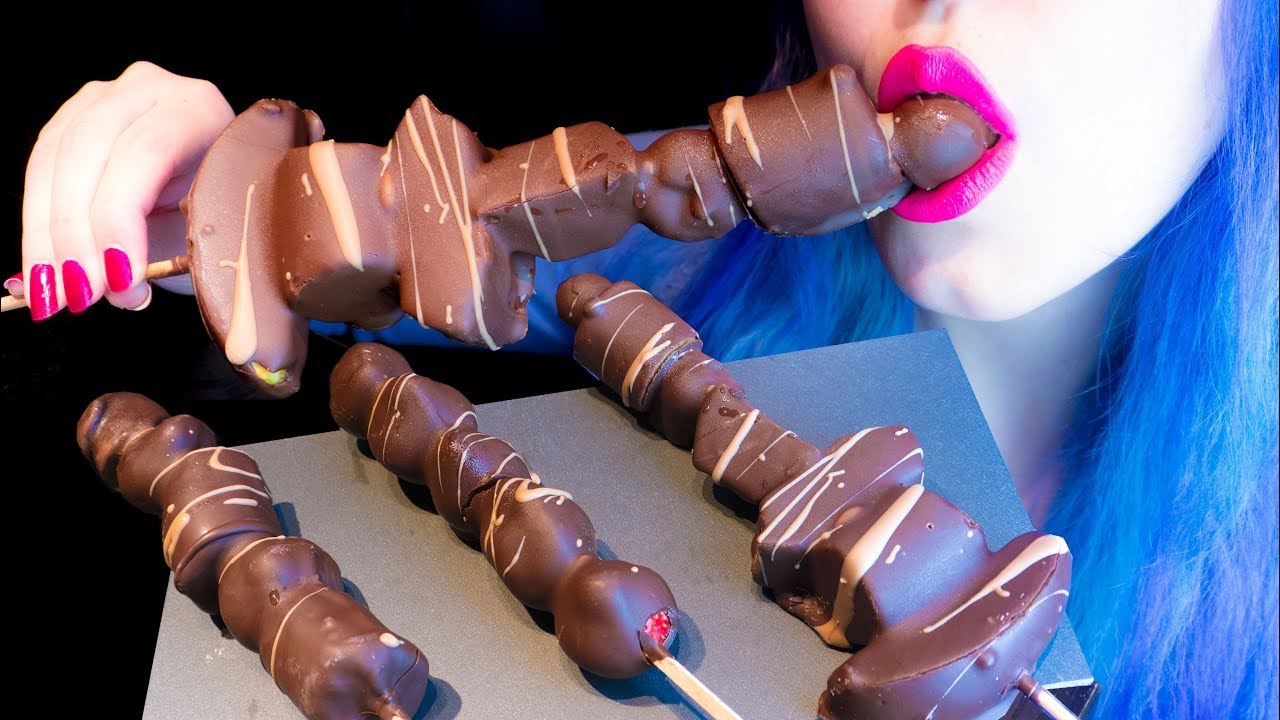 ASMR: Crispy Chocolate Fruit Skewers | Xmas Market Treats ~ Relaxing Eating Sounds [No Talking|V] 😻