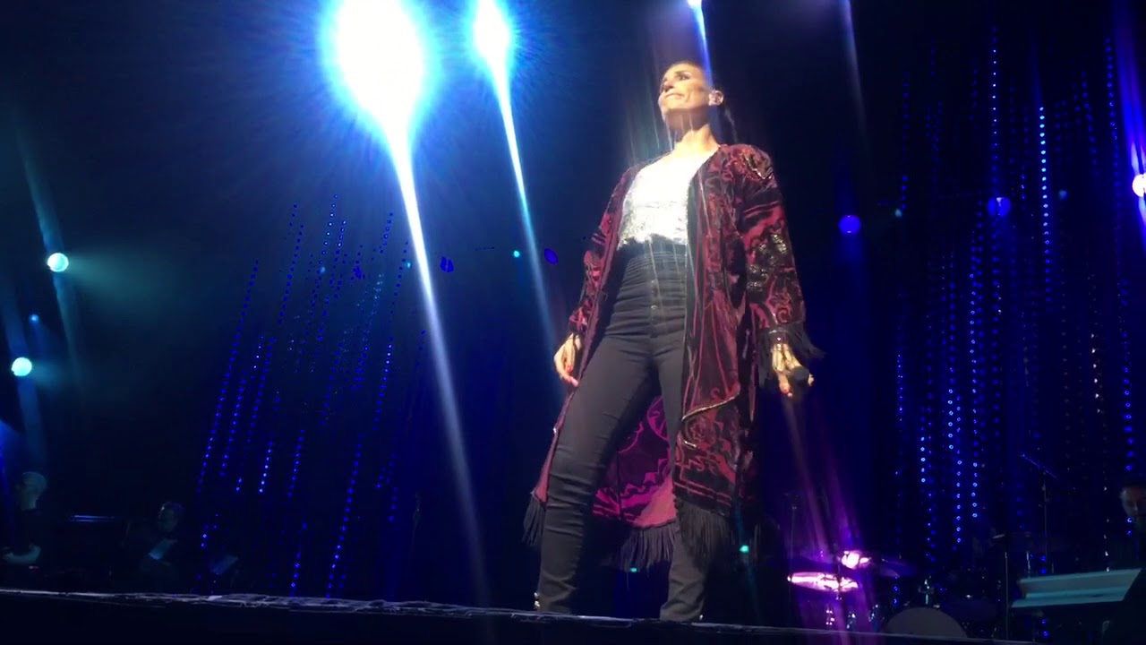 Idina Menzel brings hearing impaired man from audience to sign No Day But Today