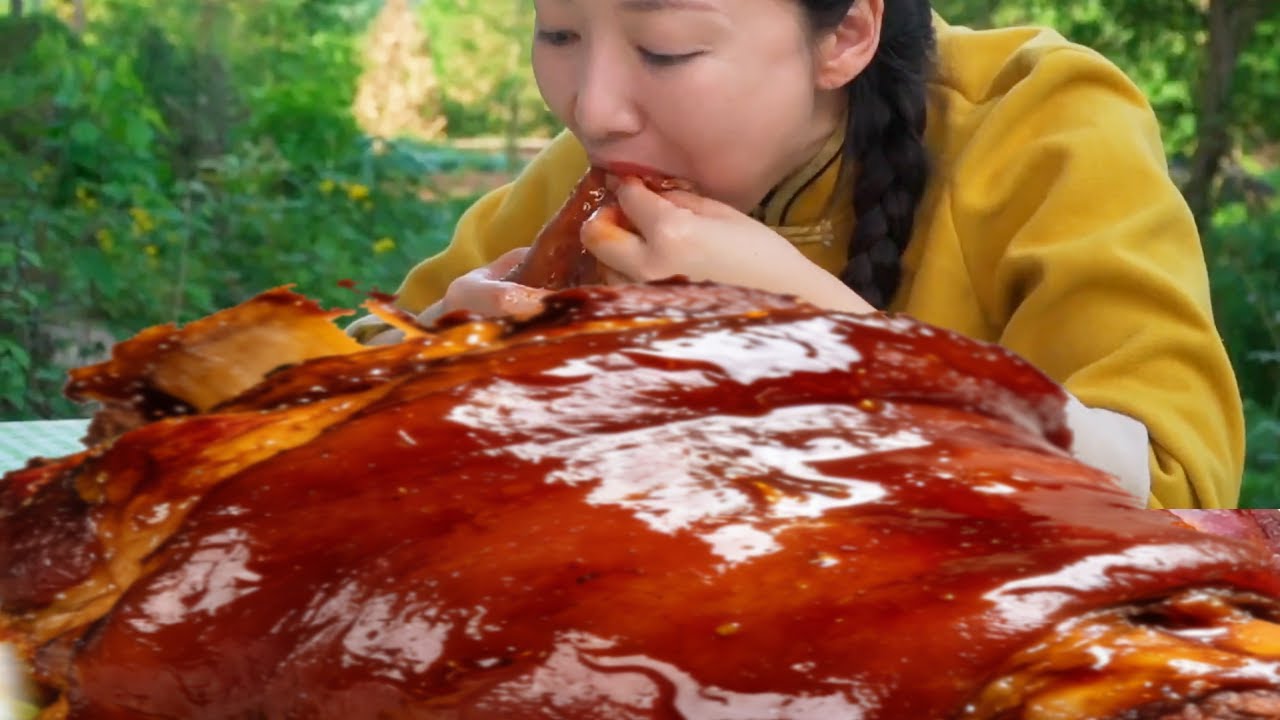 小雨做肘子烫饭，软烂的肘子和粘稠的粉丝裹着米饭，好吃到满口流油！【市民朱小雨】