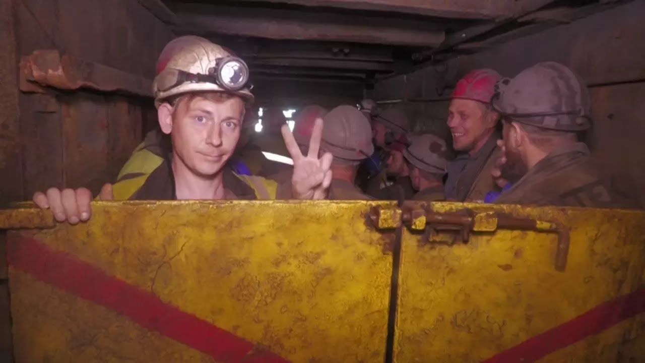Шахтарі на Сході України видобувають вугілля попри війну та небезпеку авіаударів