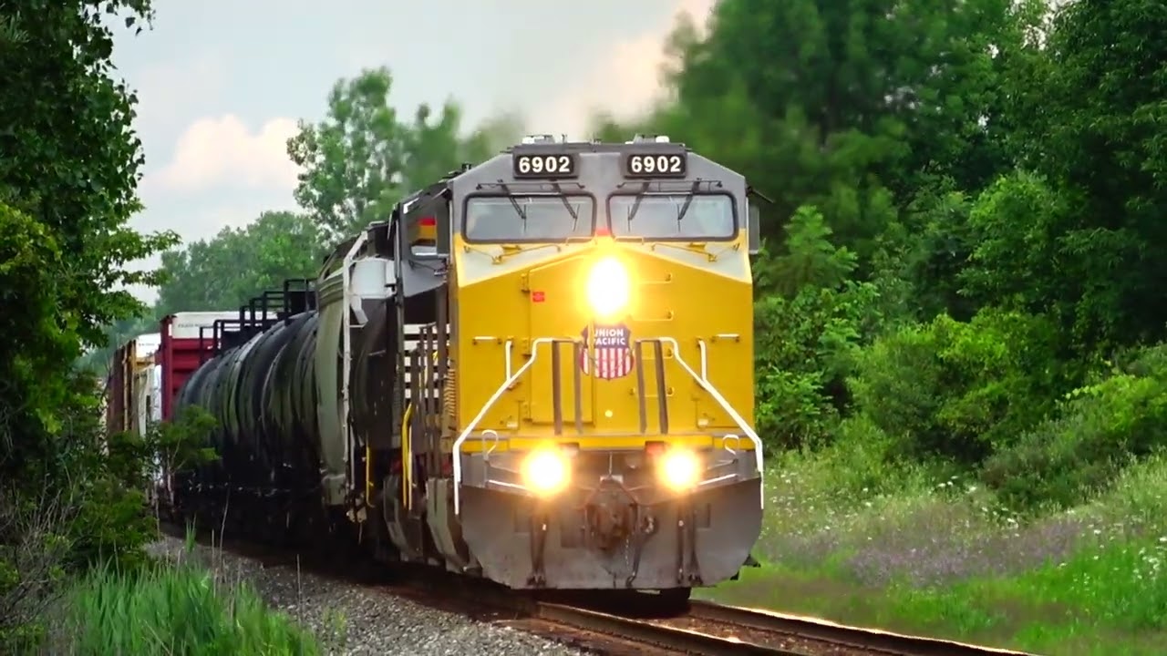 Very Cool Triple Train Meet And Then Some! Also: Big NS Freight Train, CSX DPU Alright + More Trains