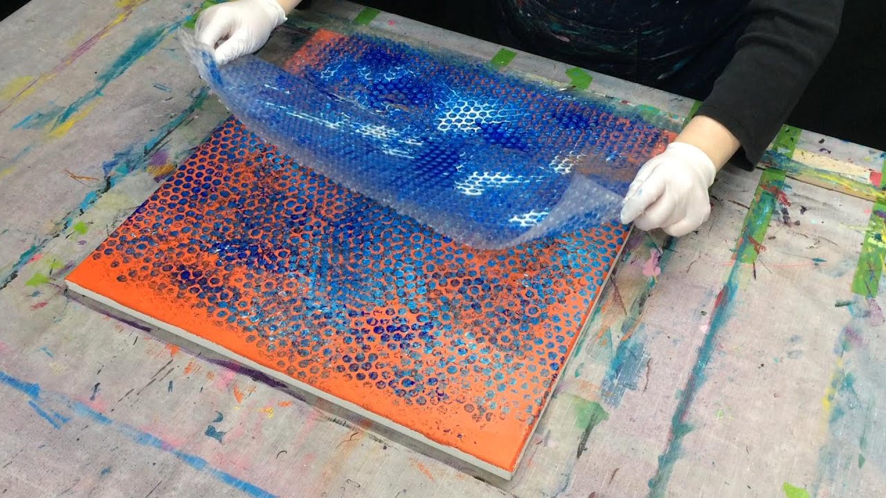 abstrakte Acrylmalerei mit Luftpolsterfolie, Glättkelle, Acrylfarben, Gold in Rakeltechnik