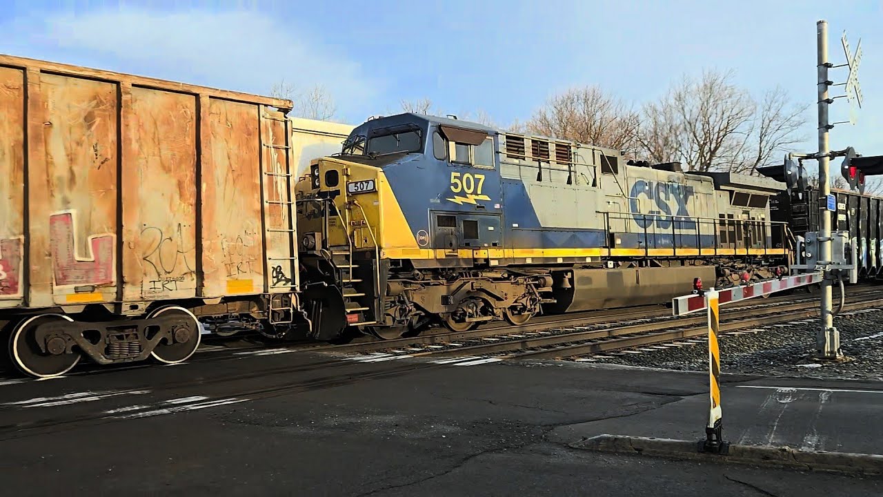 CSX M635 with a YN2 DPU Meets M368 - CSXT 775, 3150, 507 - Bayview Rd, Buffalo NY - 12/18/2025