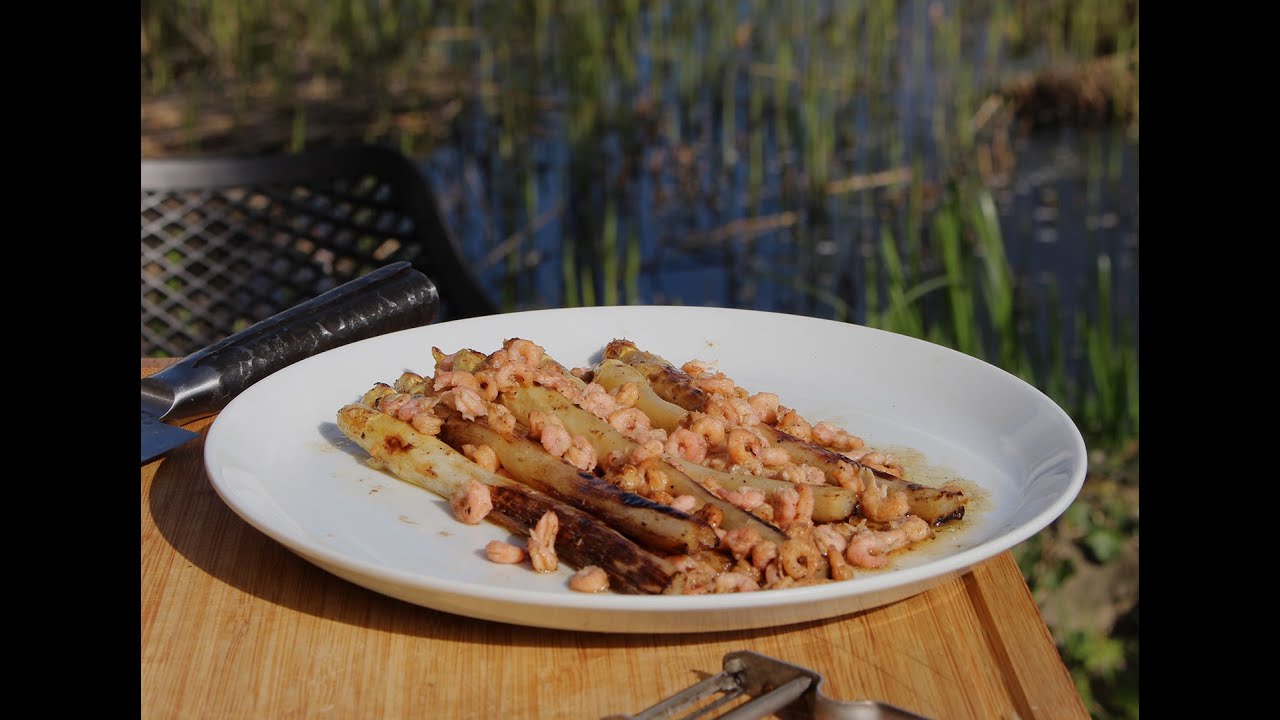 Asperges bereiden op de barbecue, zo doe je dat. Met Hollandse garnalen en roomboter. Waanzinnig!