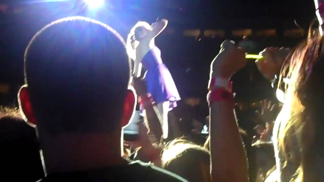 Taylor Swift- Dear John (Live Philadelphia Aug. 6, 2011)