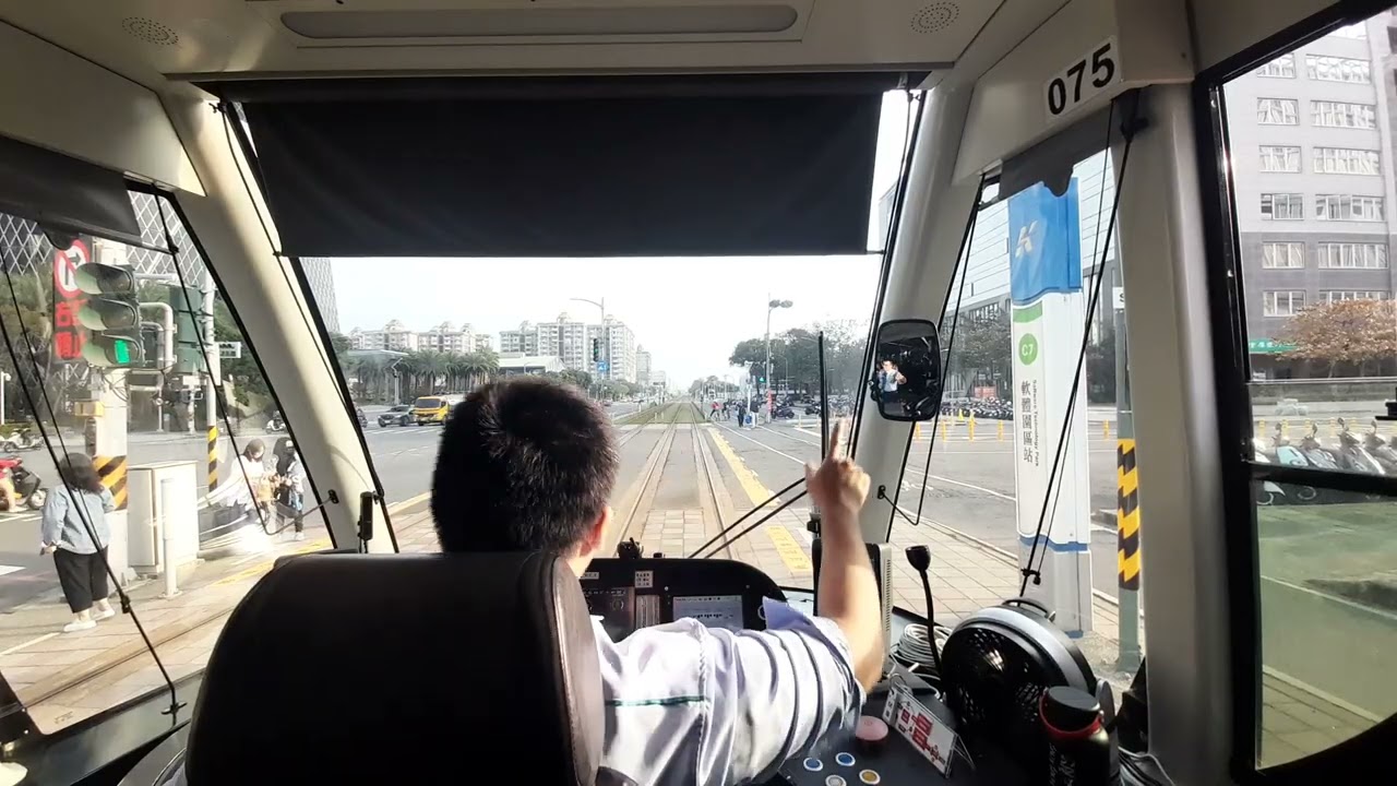 【高雄輕軌初拍攝，搭起來的感覺跟公車滿像的】高雄捷運 | 環狀輕軌 車號:07 C9 旅運中心~C3 前鎮之星 路程景