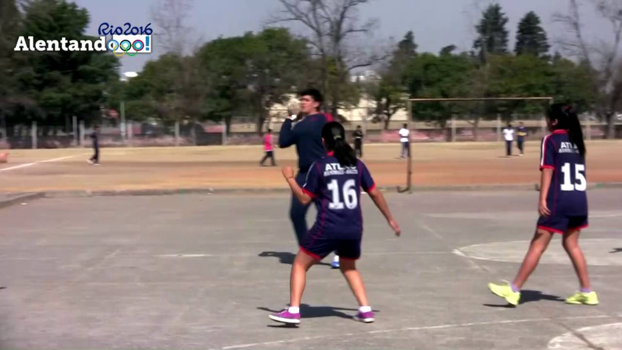 Demostración de técnicas de handball por parte  de jugadores cadetes y menores de Atlas