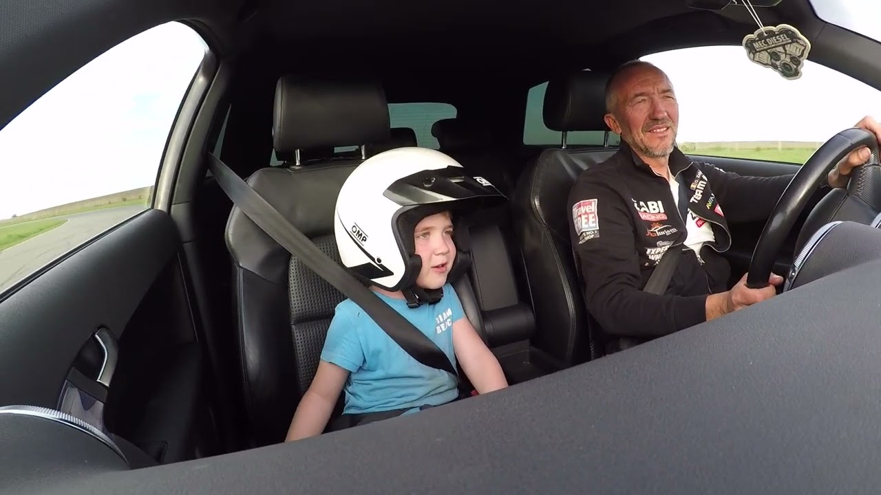 Ovidiu Zaberca cu Dominic Gradescu (6 ani ) pe Motorpark Romania.Top speed