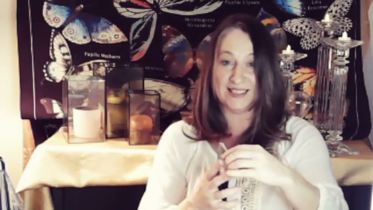 Collective -Queen of pentacles. Someone loves you!  Tarot