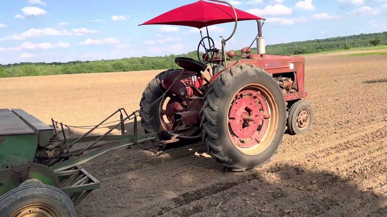 Farmall M и John Deere Van Brunt Drill