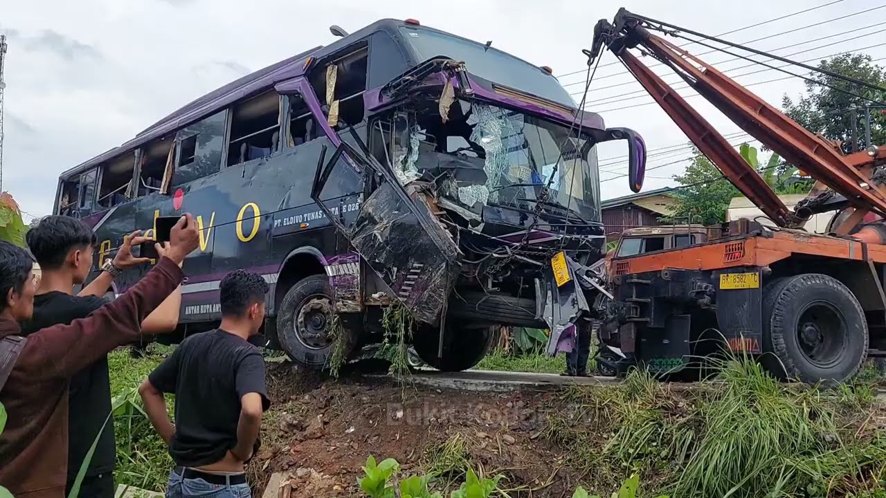 Evakuasi bus eldivo makan tikungan