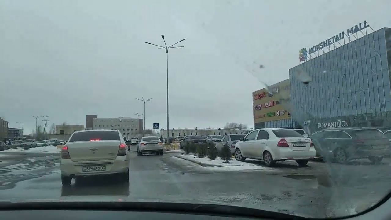 Кокшетау заклеил лобовое стекло. Ярмарка в в КокшеМол.