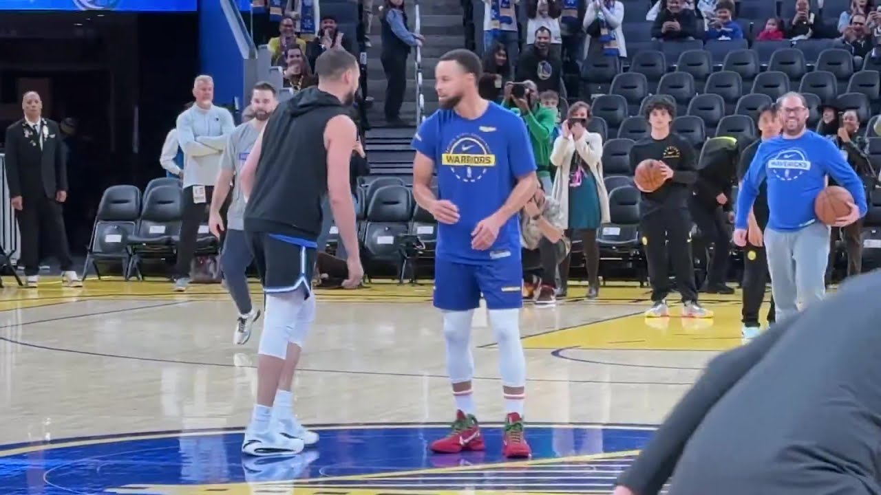 STEPH CURRY & KLAY THOMPSON's REUNITE DURING WARMUP BEFORE TONIGHTS CHRISTMAS DAY GAME AT CHASE CENT