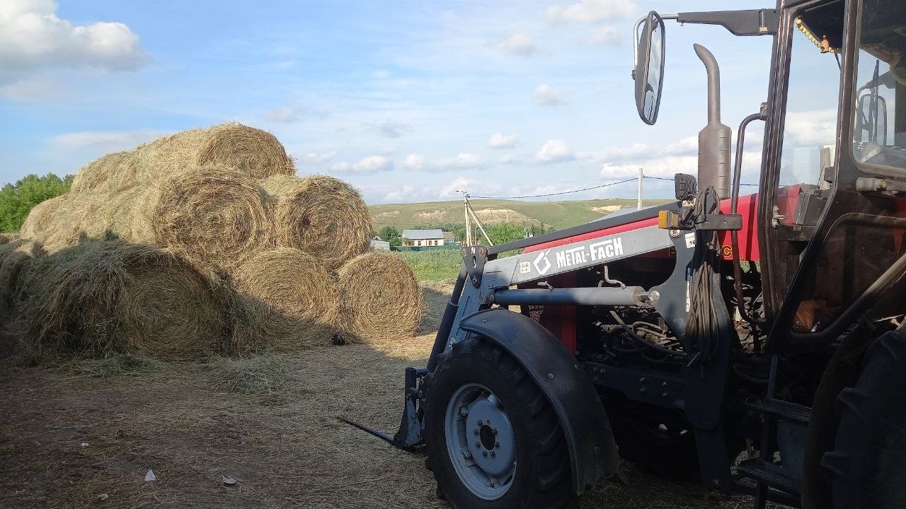 Погрузка и складывание соломы. 