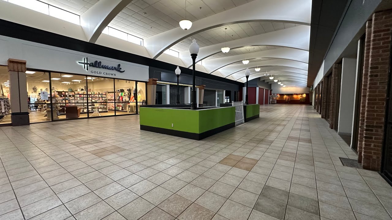 Торговый центр Iowa City Marketplace (Айова-Сити, штат Айова) — разделён пополам.