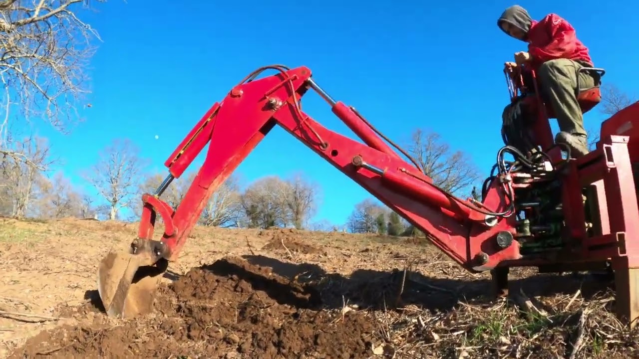 Realizzazione buche per oliveto con retroescavatore