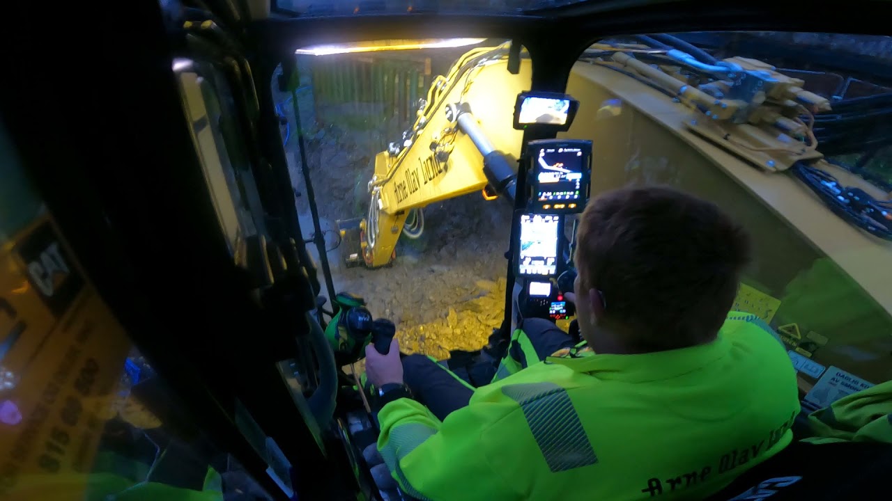 CAT 335 next gen with oilquick and cat tilt TSR 23. Loading trucks and various Jobs.