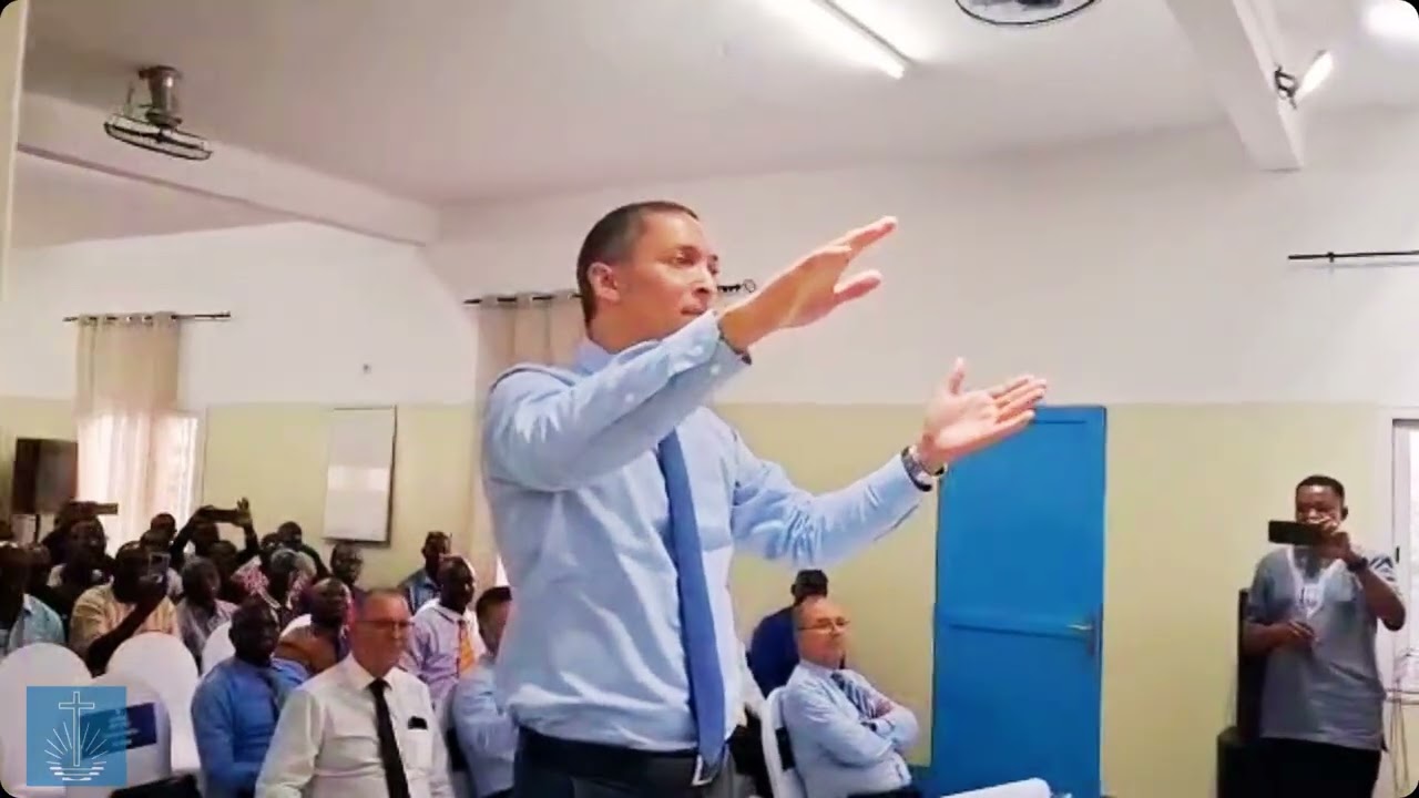 Visite de l'apôtre patriarche à Dakar |Apôtre de district Peter LAMBERT dirige la chorale du Sénégal