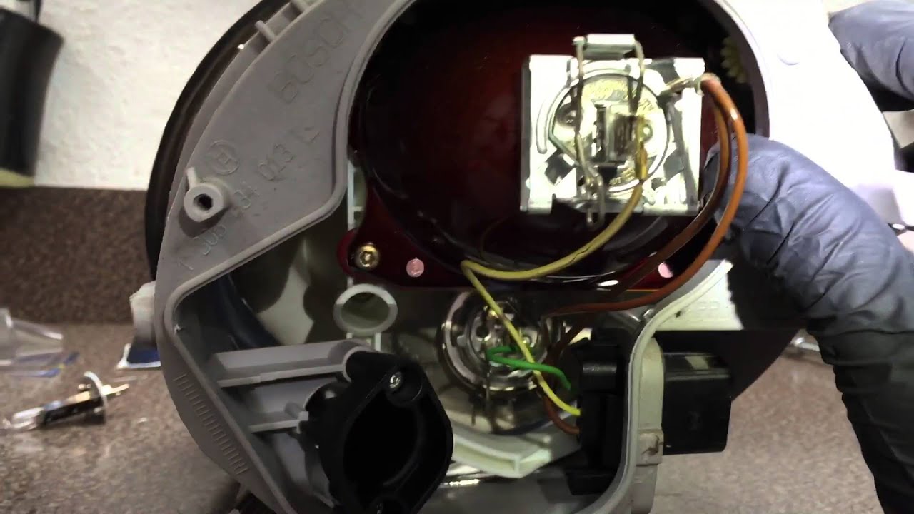 2003 VW Beetle headlight bulb replacement