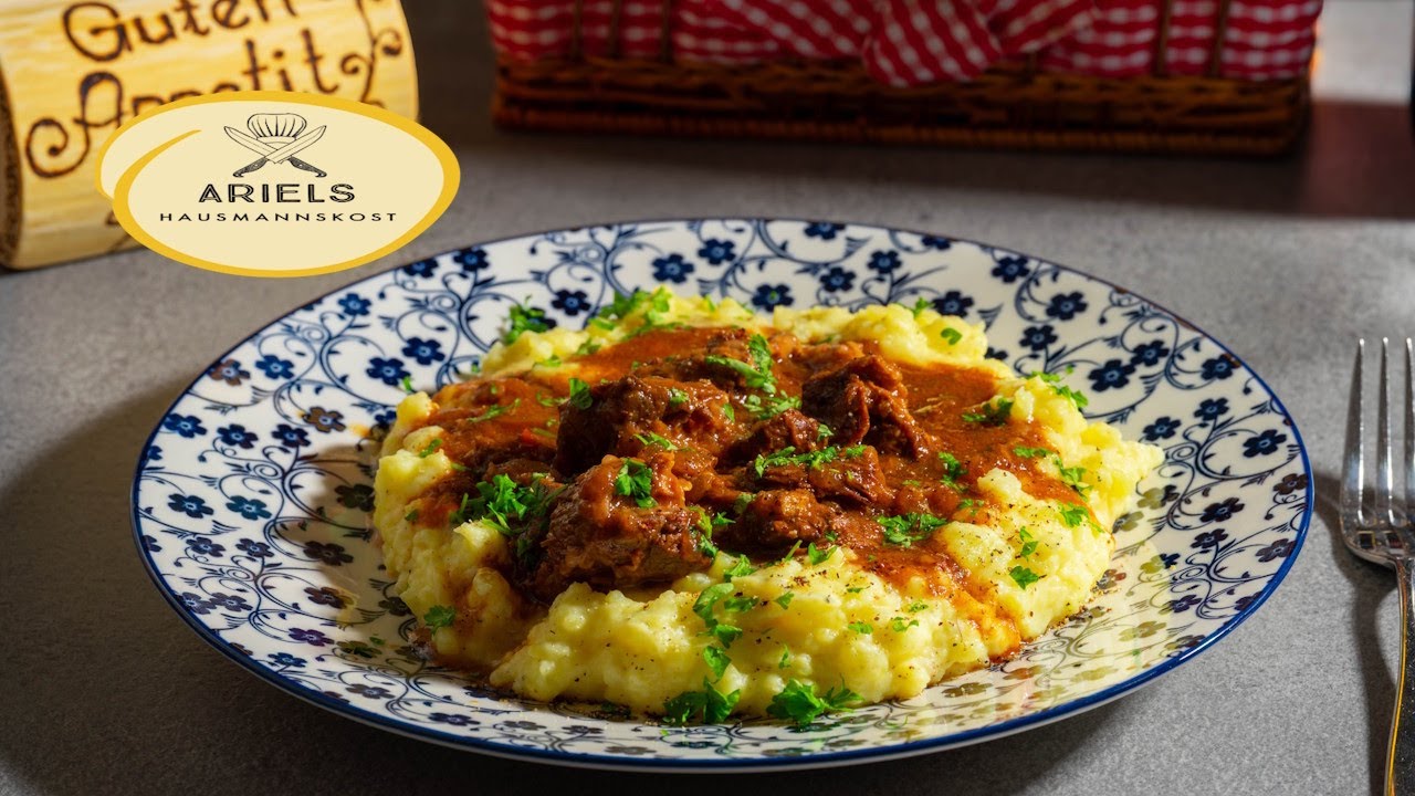Rindergulasch mit Kartoffelpüree, Hausmannskost,