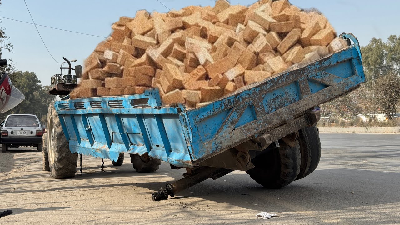 “Tractor Trolley Hub Destroyed Under Heavy Load | Unbelievable Road Accident”