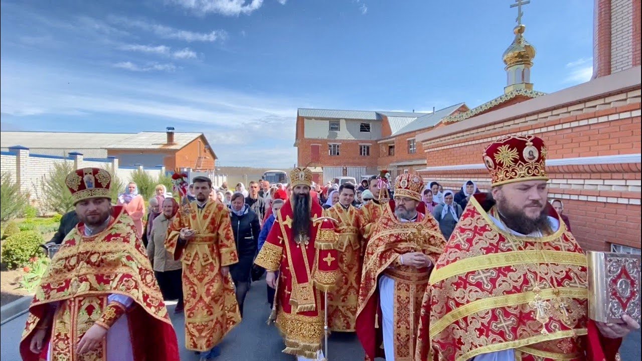 Хресний хід пасхальним чином та освячення води у Барському монастирі