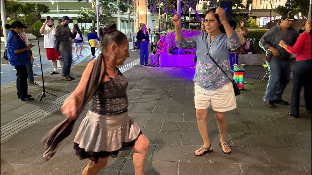 Noche bailable hasta el amanecer con todos los artistas del centro 🥳👏🏻