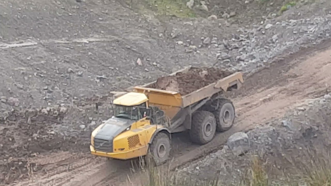 Muckshifting on the Westport bypass with a cat 374F and Volvo and Caterpillar dumpers!