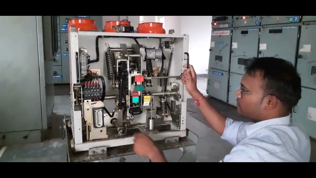 manually spring charge||VCB ckt breaker manually ON-OFF